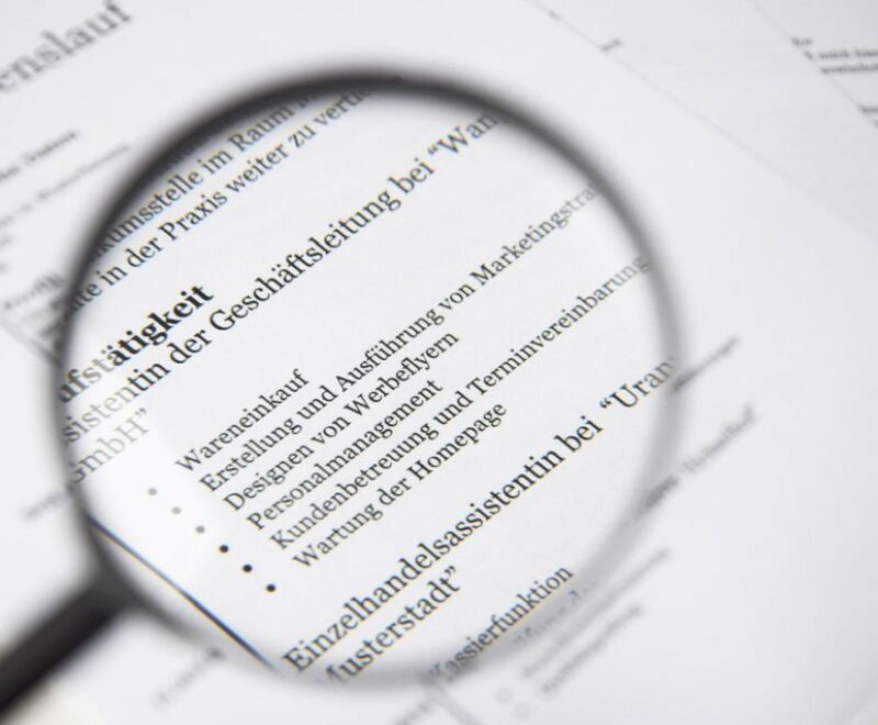 suchen-mitarbeiter-lupe